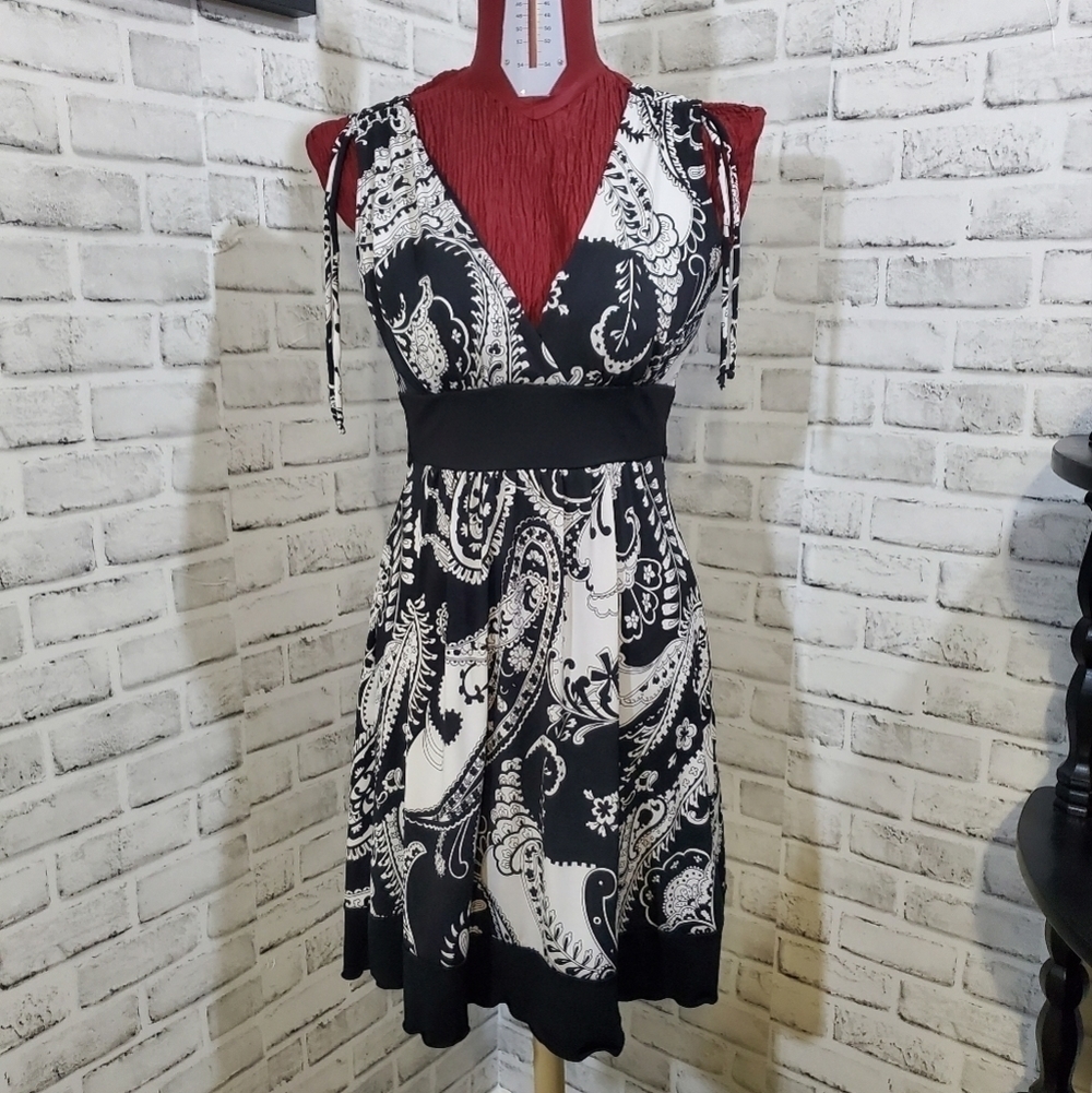Speechless Black and White Sleeveless Dress. Size M.